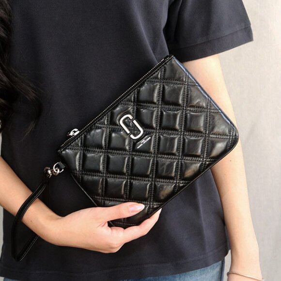 Marc Jacobs The Quilted Softshot Wristlet – Compact Elegance in Black!